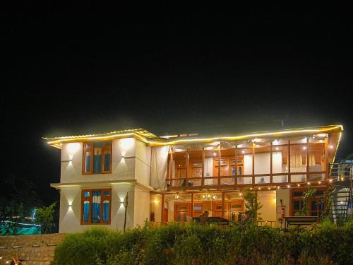MOKSHA WOODHOUSE in Kasol