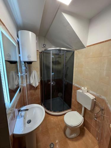Double Room with Private Bathroom image 1