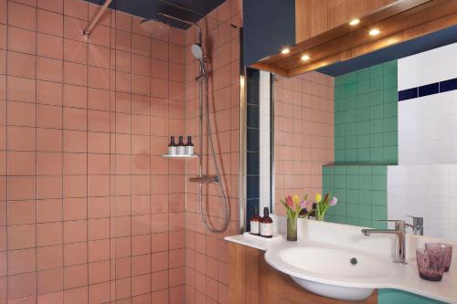 Standard Double or Twin Room image 5