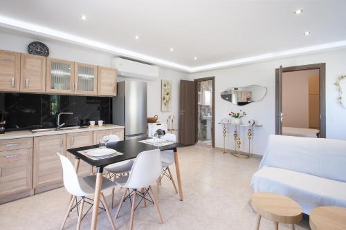 บริการและสิ่งอำนวยความสะดวก, SkyFrame Apartments near สนามบินภายในประเทศเกาะสเคียทอส