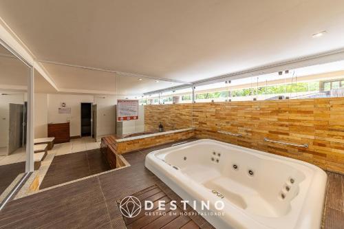 Spa, Cobertura Beira-Mar no Barra Bali | 4 Quartos, Varanda Gourmet e Churrasqueira - Destino BSM 418 in 聖米格爾拉巴拉