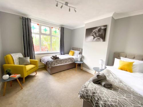 New Contractor House Near LLA Airport & M1 by Comfy Workers - image 12