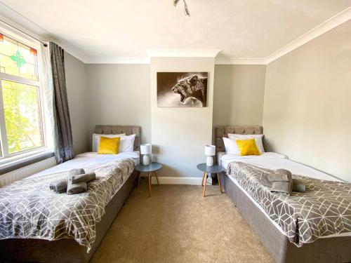 New Contractor House Near LLA Airport & M1 by Comfy Workers - image 7