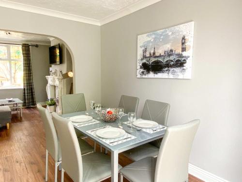 New Contractor House Near LLA Airport & M1 by Comfy Workers - main image