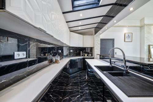 Villa Nissarda, Maison Nicoise avec vue mer, parking, a 5 minutes du port in Mont Boron