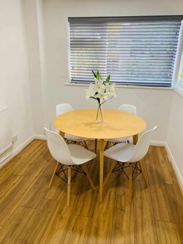 Spacious 3 Bedroom Home with Garden in Farnham in Farnham