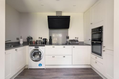 บริการและสิ่งอำนวยความสะดวก, Perfect for Silverstone Free Parking Stylish 2BR in บักกิ้งแฮม