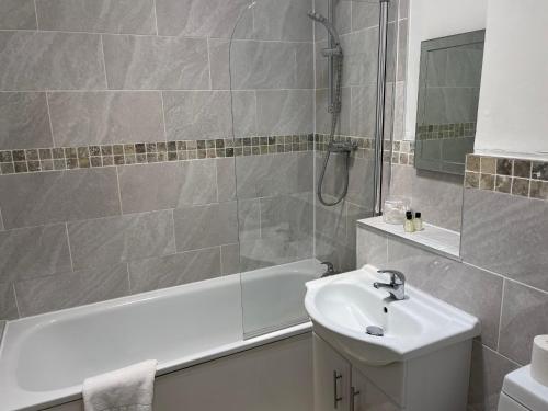 Number 10 service apartment - Danes - main image