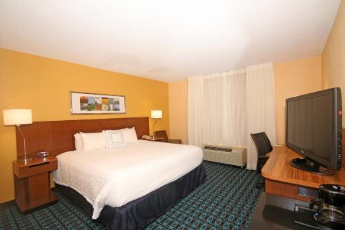 Guest Room with Two Double Beds and Tub - Mobility and Hearing Accessible