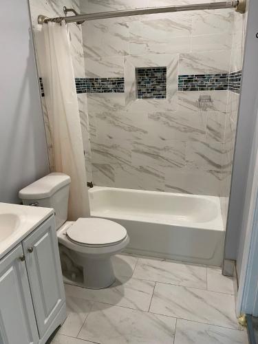 Zuhanyzó, Hollywood Homes of Love in Los Angeles (CA)