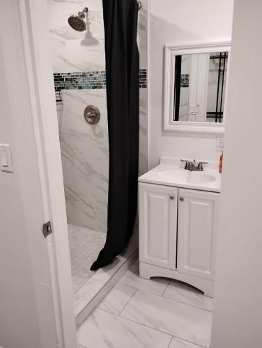 Zuhanyzó, Hollywood Homes of Love in Los Angeles (CA)