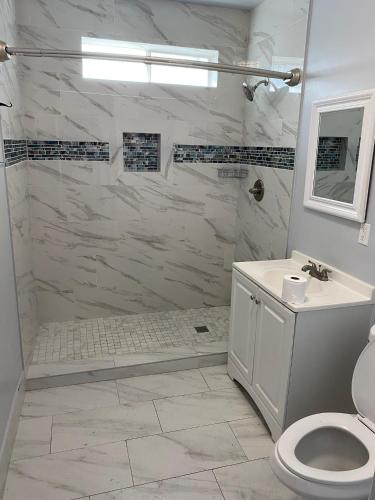 Zuhanyzó, Hollywood Homes of Love in Los Angeles (CA)