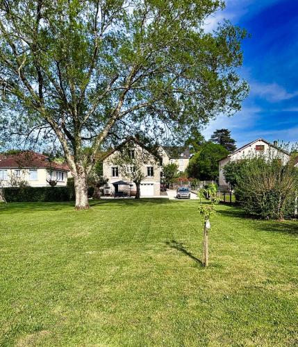 Grand Jardin Maison Spacieuse Idéale pour Famille gîte à louer La Feuillade
