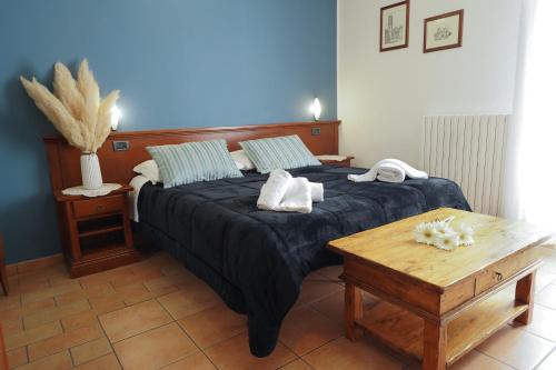 Classic Triple Room image 6