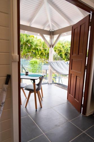 Sunset Breeze Bungalow - Jarry in Baie-Mahault