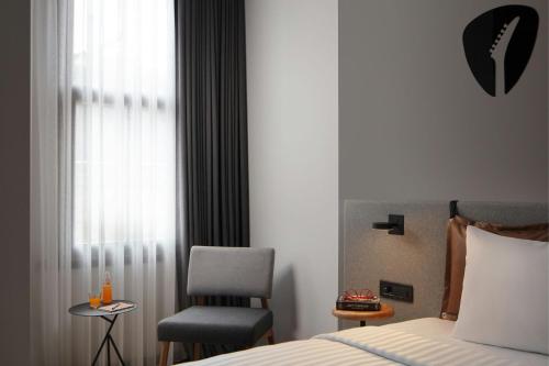 Moxy Queen Room with City View image 6