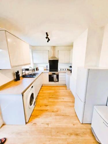 Cosy 3 Bedroom House - Free Parking - Airport 6 Min Walk, Manchester (foto 9)