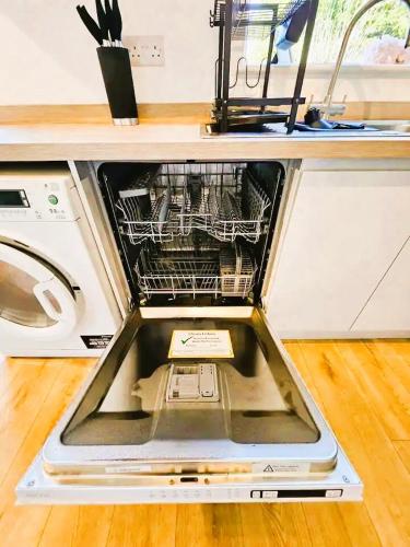Cosy 3 Bedroom House - Free Parking - Airport 6 Min Walk, Manchester (foto 7)
