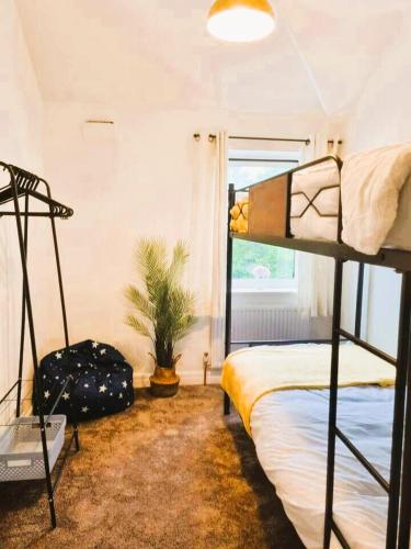 Cosy 3 Bedroom House - Free Parking - Airport 6 Min Walk, Manchester (foto 8)