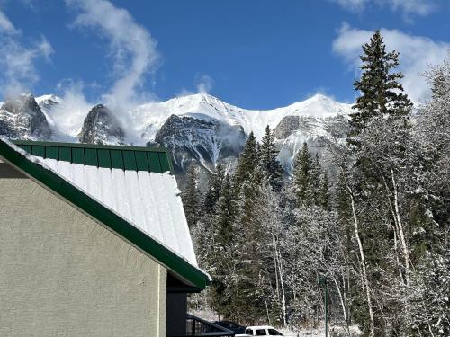 681068130 Banff Wood lodge
