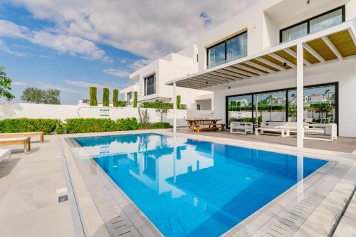 สระว่ายน้ำ, Periyiali Konnos Villas Beach Resort in โพรทาราส