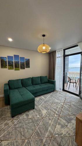Двухкомнатная квартира с видом на озеро в Chaika Resort