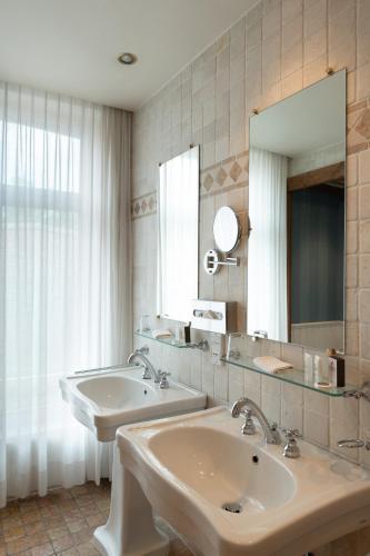 Suite with Canal View image 4
