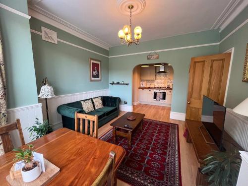 Luxury 1 Bedroom Apartment in Southend w Parking – khách sạn tại Victoria