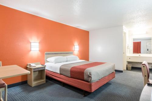 Travelodge by Wyndham Lansing - image 8