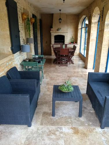 Maison 6 personnes avec piscine terrain arboré clôturé (Maison 6 personnes avec piscine terrain arbore cloture) in Vallabrix