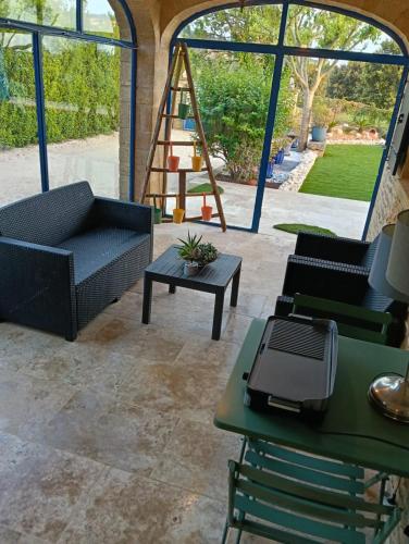 Maison 6 personnes avec piscine terrain arboré clôturé (Maison 6 personnes avec piscine terrain arbore cloture) in Vallabrix