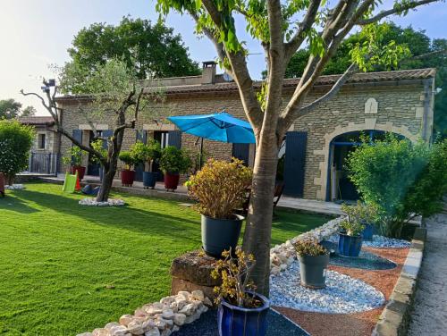 Maison 6 personnes avec piscine terrain arboré clôturé (Maison 6 personnes avec piscine terrain arbore cloture) in Vallabrix