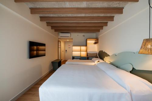 Standard Room image 9