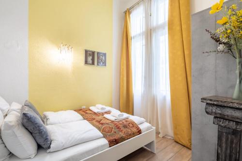 Central - Large and Comfy - image 14