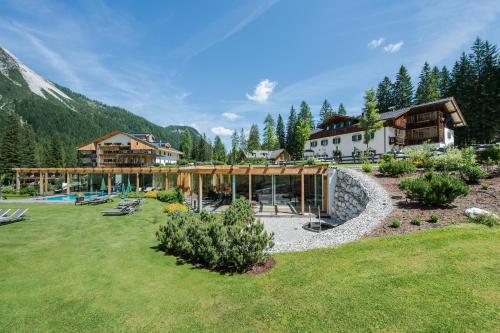 Hotel Dolomitenhof & Chalet Alte Post - Sexten / Sesto