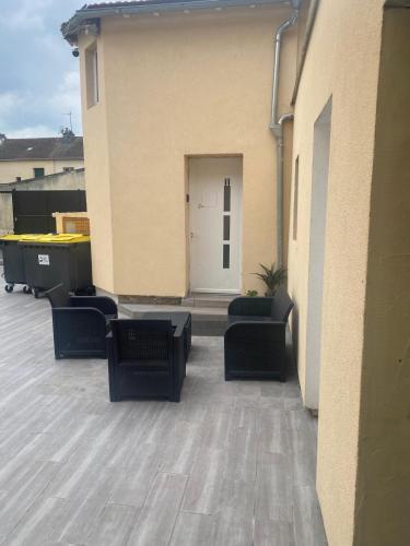 Facilities, logement numero 1 near Les Agnettes Metro Station
