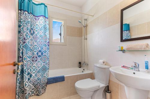 Coral Bay Villa - Sleeps 6 - Pool - Parking, Пейя (фото 3)