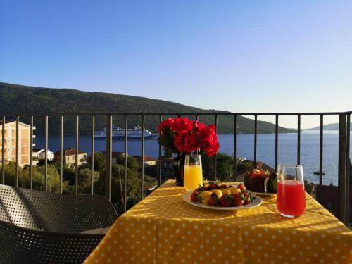 Erkély/terasz, Wisteria in Kumbor