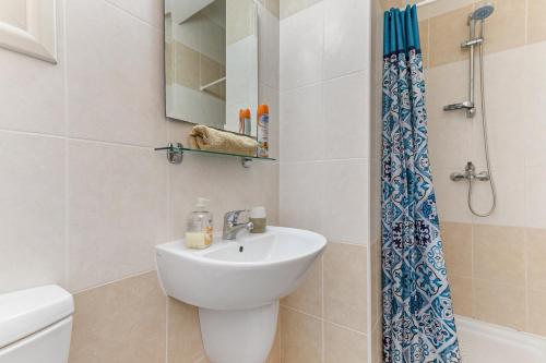Coral Bay Villa - Sleeps 6 - Pool - Parking, Пейя (фото 5)