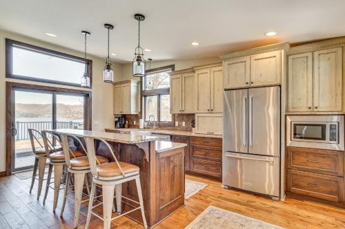 Riverfront Home with Yard Games in Wabasha! in วาบาสชา (MN)