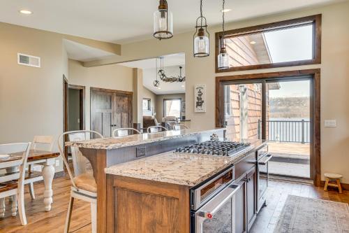 Riverfront Home with Yard Games in Wabasha! in วาบาสชา (MN)