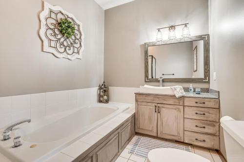 Riverfront Home with Yard Games in Wabasha! in วาบาสชา (MN)