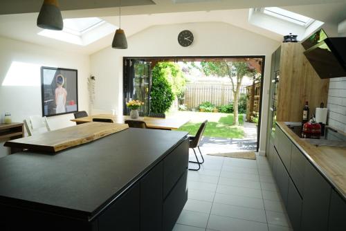 廚房, Oxford's cosiest 3 bedroom home with off street car parking in 考利