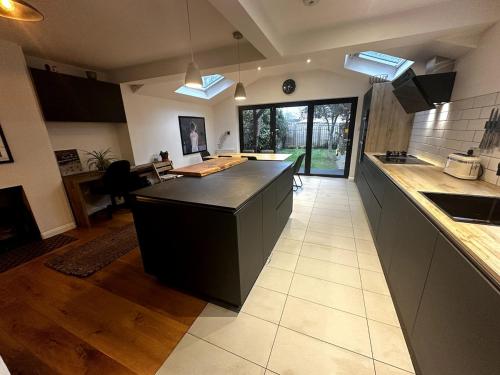 廚房, Oxford's cosiest 3 bedroom home with off street car parking in 考利