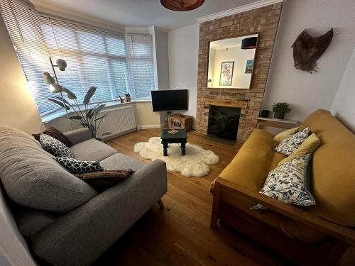 共用Lounge/電視區, Oxford's cosiest 3 bedroom home with off street car parking in 考利