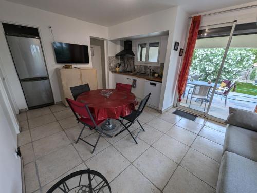 Facilities, Calme mais proche toutes activites, F3 avec parking, jardin, piscine, wifi, clim dans propriete priv in Agde City Center