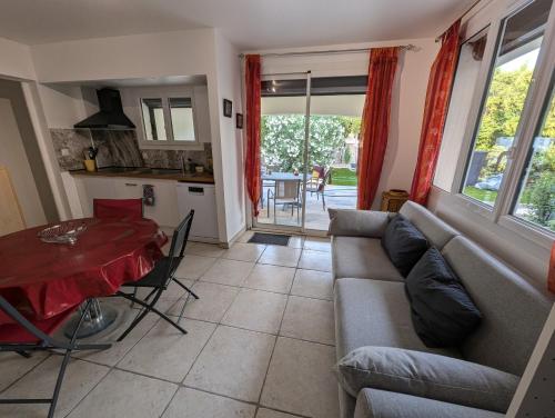 Facilities, Calme mais proche toutes activites, F3 avec parking, jardin, piscine, wifi, clim dans propriete priv in Agde City Center