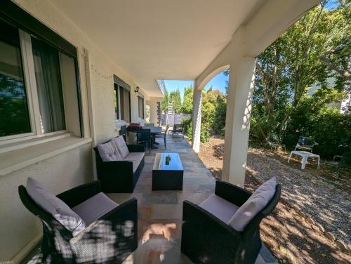 Garden, Calme mais proche toutes activites, F3 avec parking, jardin, piscine, wifi, clim dans propriete priv in Agde City Center