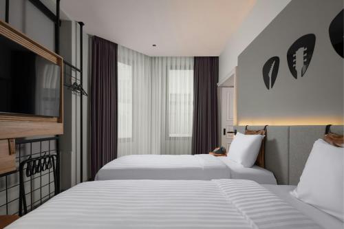 Moxy Twin Room with Atrium View image 2