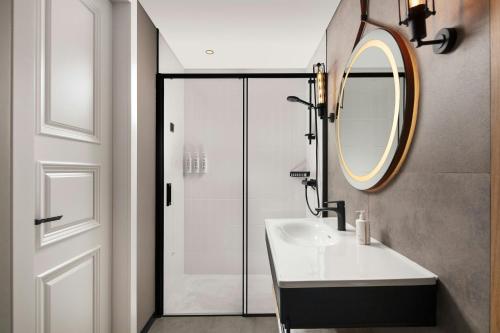 Moxy Queen Room with City View image 3